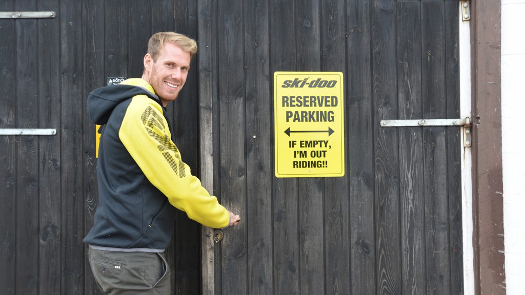 Adam utanför garaget