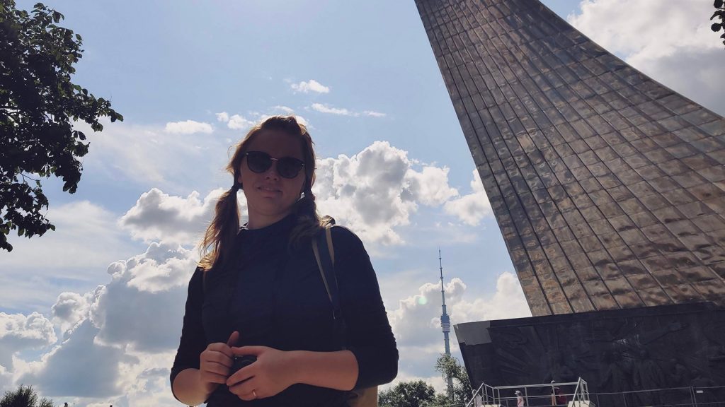 Frida utanför museet i Moskva