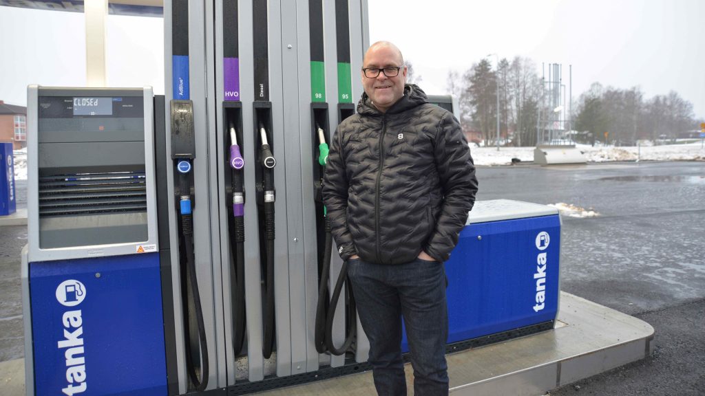 Andreas vid nya pumpen