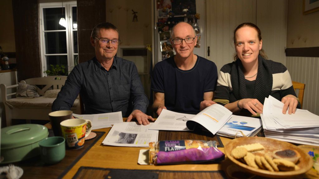 Sven, Tomas och Karin vid köksbordet