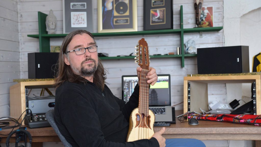 Mats Ymell vid studiobordet